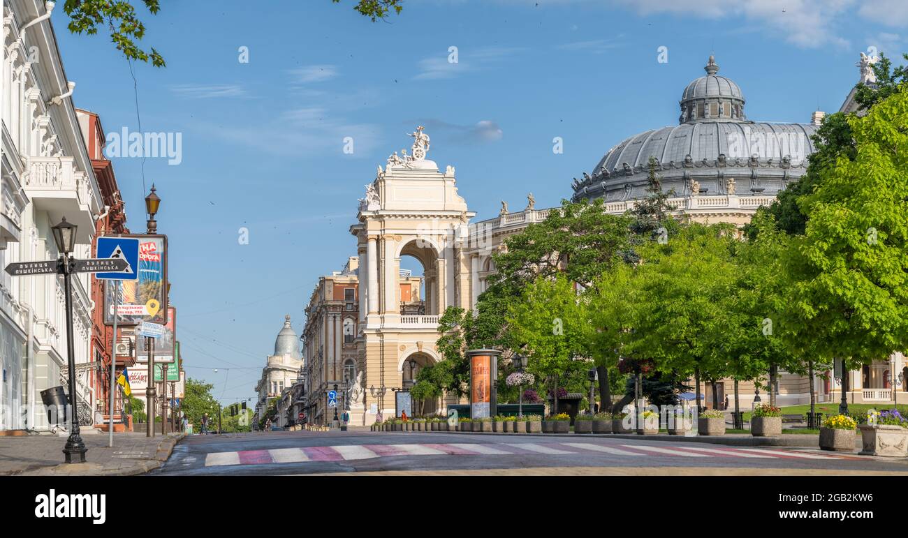 Mattina soleggiata nel centro storico di Odessa in estate, Ucraina Foto Stock