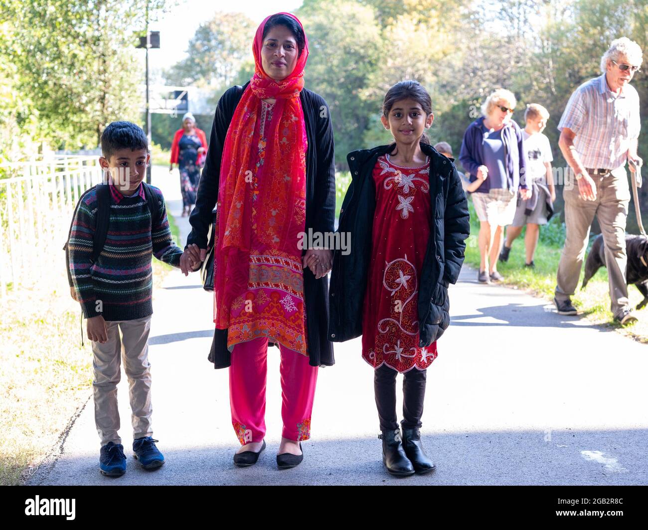 Una madre musulmana e due bambini sul canale di Sheffield e Tinsley a Rotherham Foto Stock