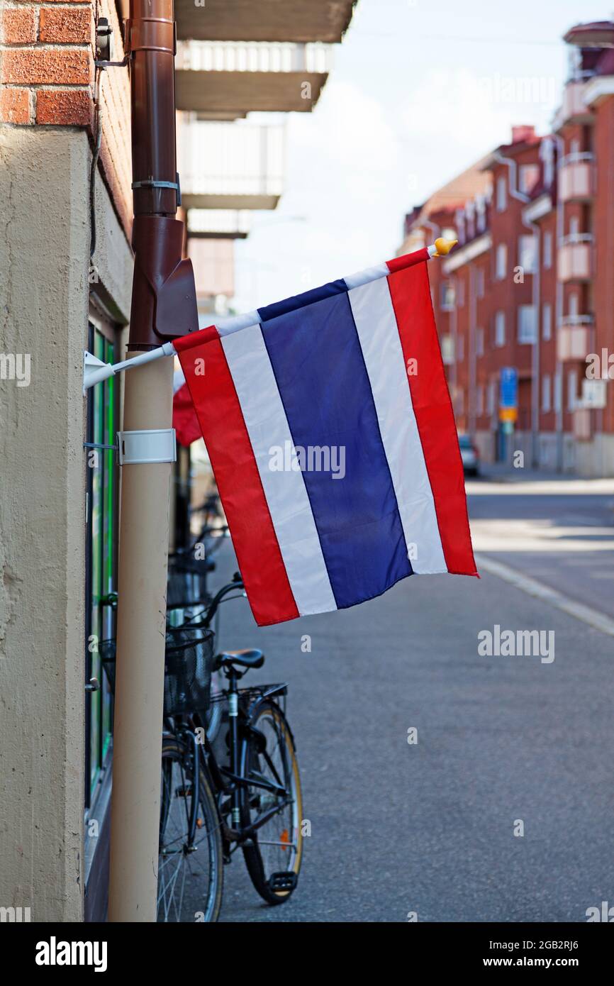Gavle, Norrland Svezia - 12 luglio 2021: Bandiera tailandese fuori ristorante Foto Stock