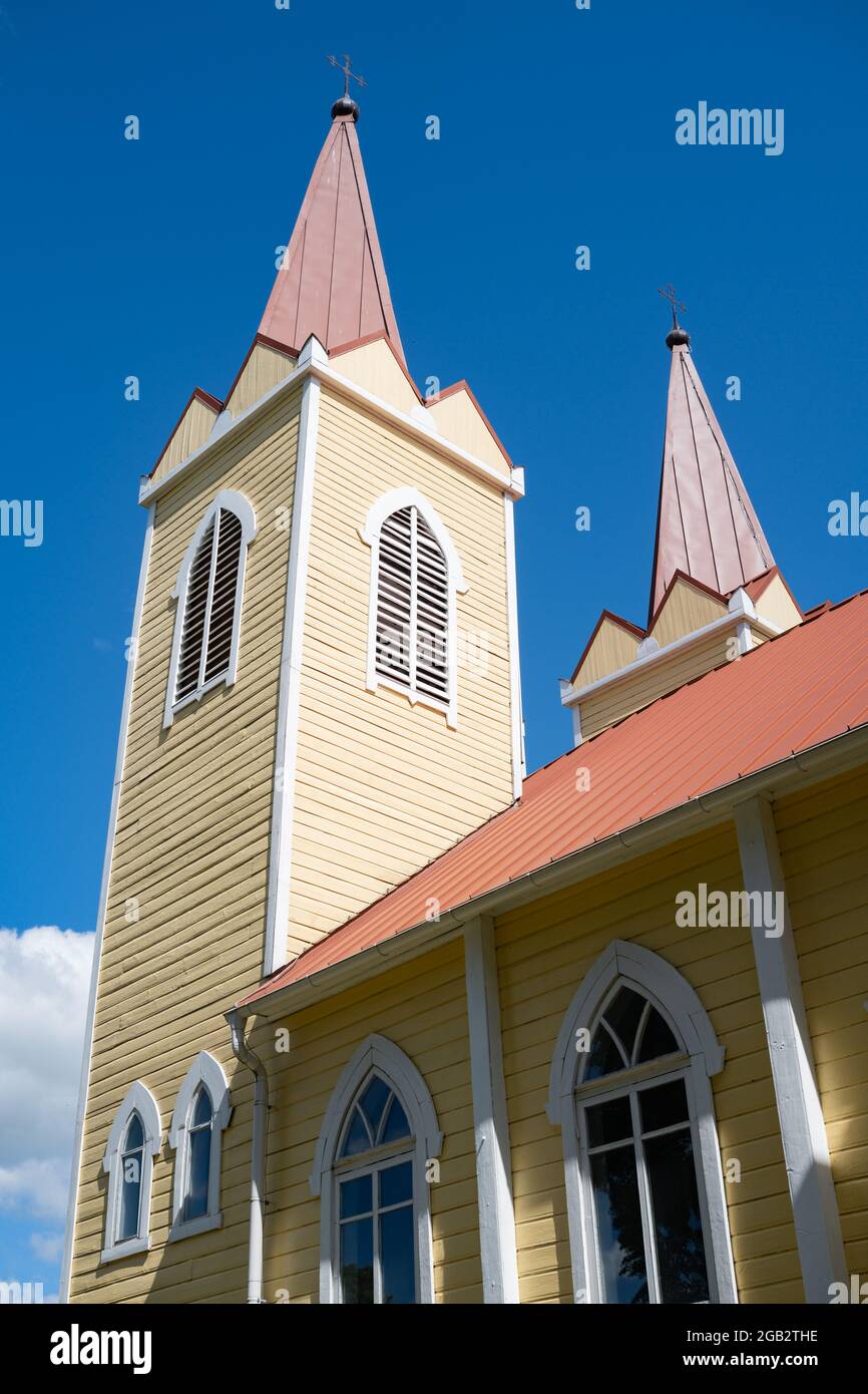 Torre di vecchia chiesa in legno a Largale, Lettonia Foto Stock