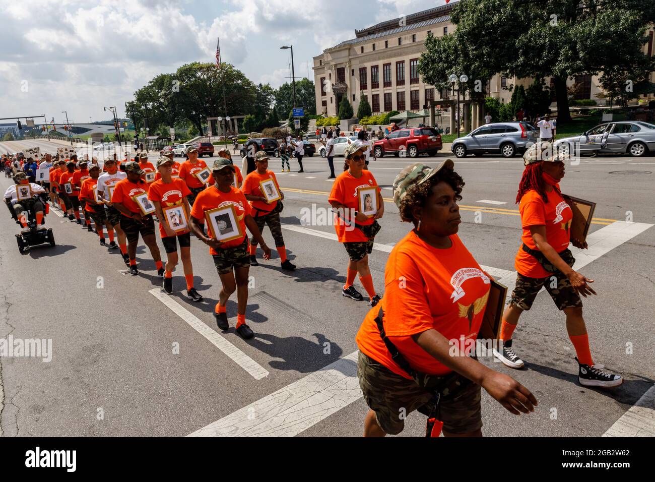 Una colonna di madri di bambini Columbus assassinati marciano per le strade del centro di Columbus mentre si tengono foto dei loro bambini. In reazione alla crescente violenza dal 2020 Malissa Thomas-St Clair, madre di un figlio assassinato, Anthony Thomas-St Clair, fondò Mothers of assassined Columbus Children (MOMCC), un gruppo anti-violenza che cerca di porre fine alla criminalità violenta a Columbus, Ohio. Il MOMCC ha guidato lo sforzo per una marcia e un rally anti anti-violenza dell'Ohio centrale a City Hall con molte altre madri che hanno perso i bambini a causa della violenza, l'iniziativa di cessate il fuoco guidata da al Edmondson e molte altre comunità e. Foto Stock