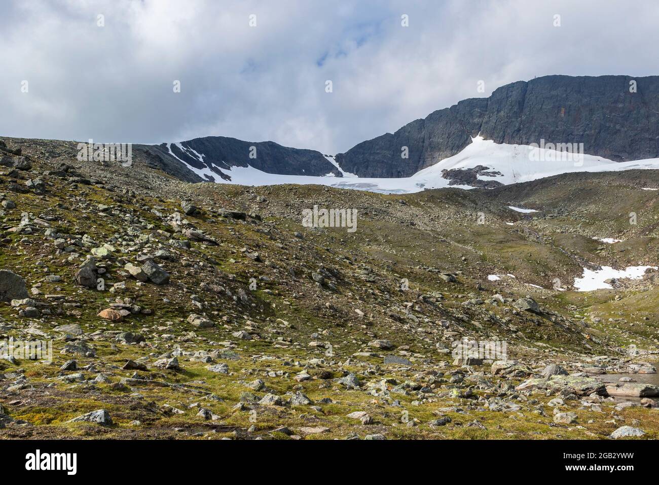 Morena del ghiacciaio in un paesaggio di montagna Foto Stock