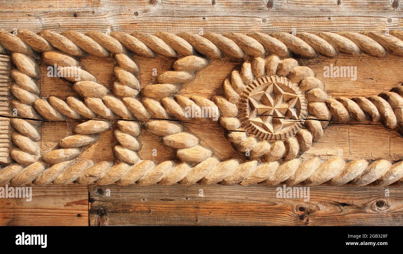 Dettaglio scultura in legno su porta vecchia a Maramures, Romania.  Tradizionale bassorilievo in legno rumeno con ornamento nativo Foto stock -  Alamy