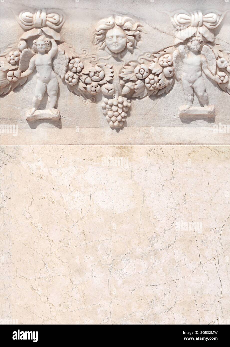 Sfondo retrò con antico ornamento intagliato con cupids e un ghirlande di fiori. Banner verticale con bassorilievo in pietra, Hierapolis, Pamukkale, Turchia. Foto Stock