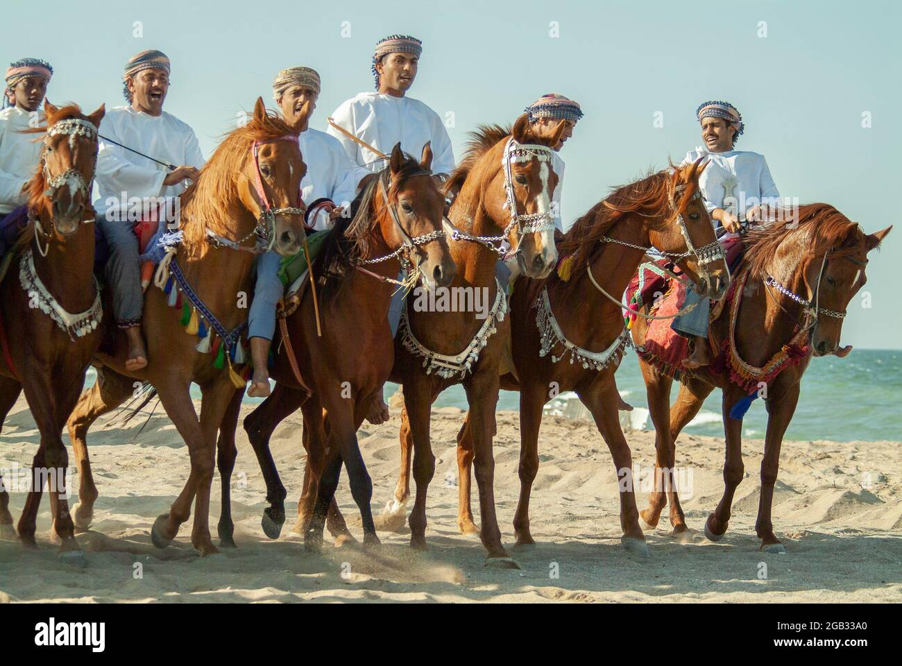 Una foto dei cavalli arabi e dei loro cavalieri in preparazione di una gara vicino al Hail Beach a Mascate, come parte delle gare al Mascate Festival nel 2008 Foto Stock