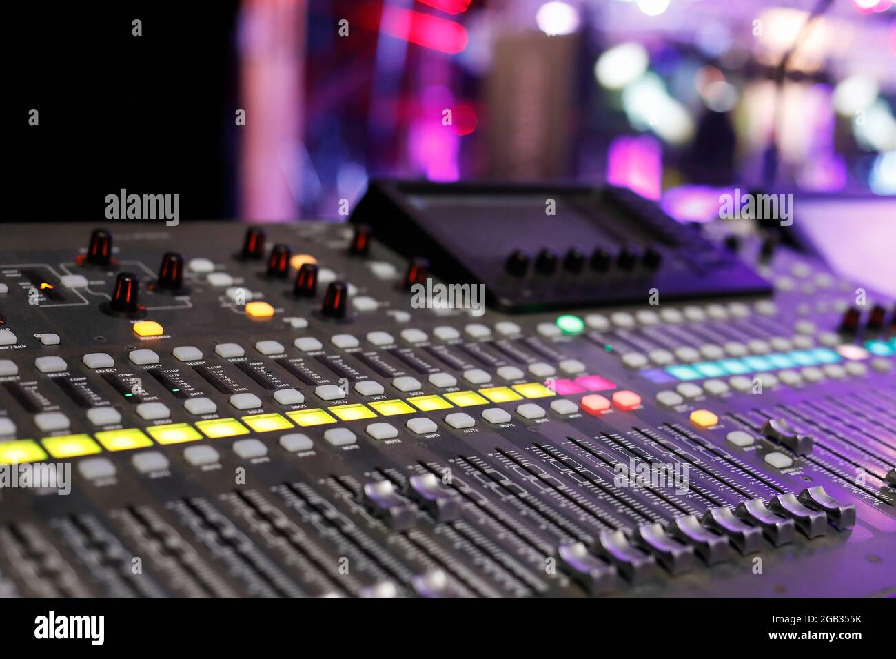 Console di mixaggio audio digitale in un evento dal vivo. Messa a fuoco selettiva. Foto Stock