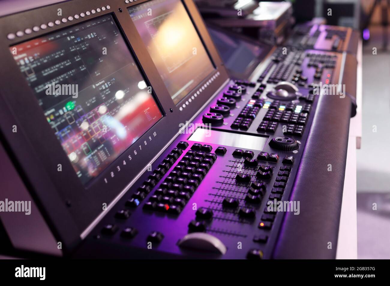 Moderne console di controllo dell'illuminazione digitale. Messa a fuoco selettiva. Foto Stock