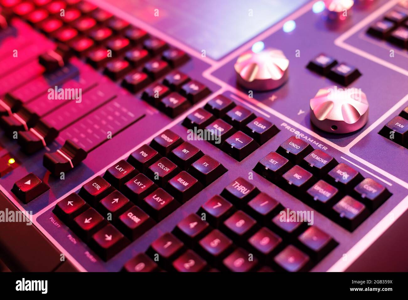 Console di controllo illuminazione palco in un evento live. Vista ravvicinata. Messa a fuoco selettiva. Foto Stock