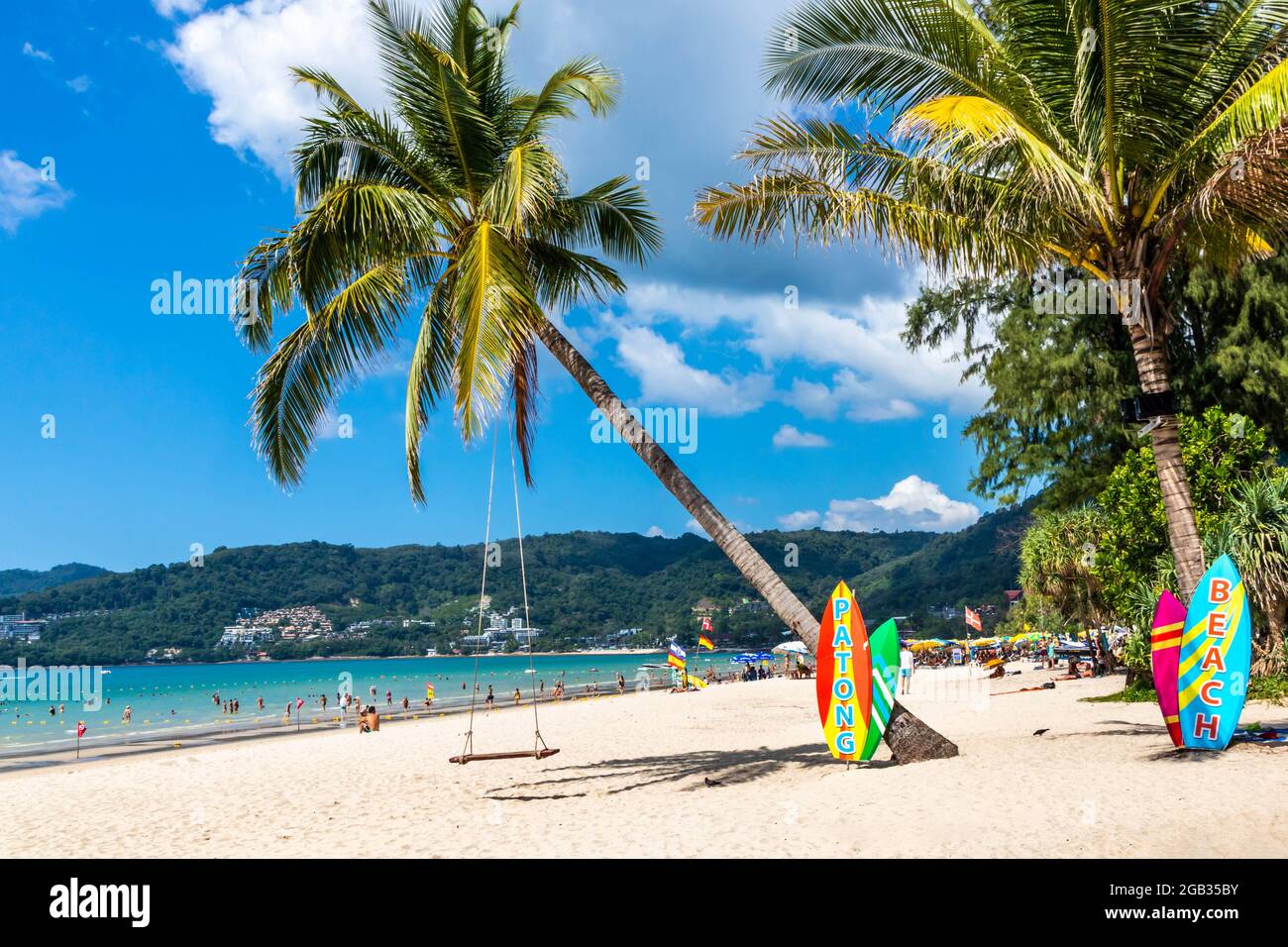 Patong Beach, Phuket, Thailandia in una giornata di sole Foto Stock