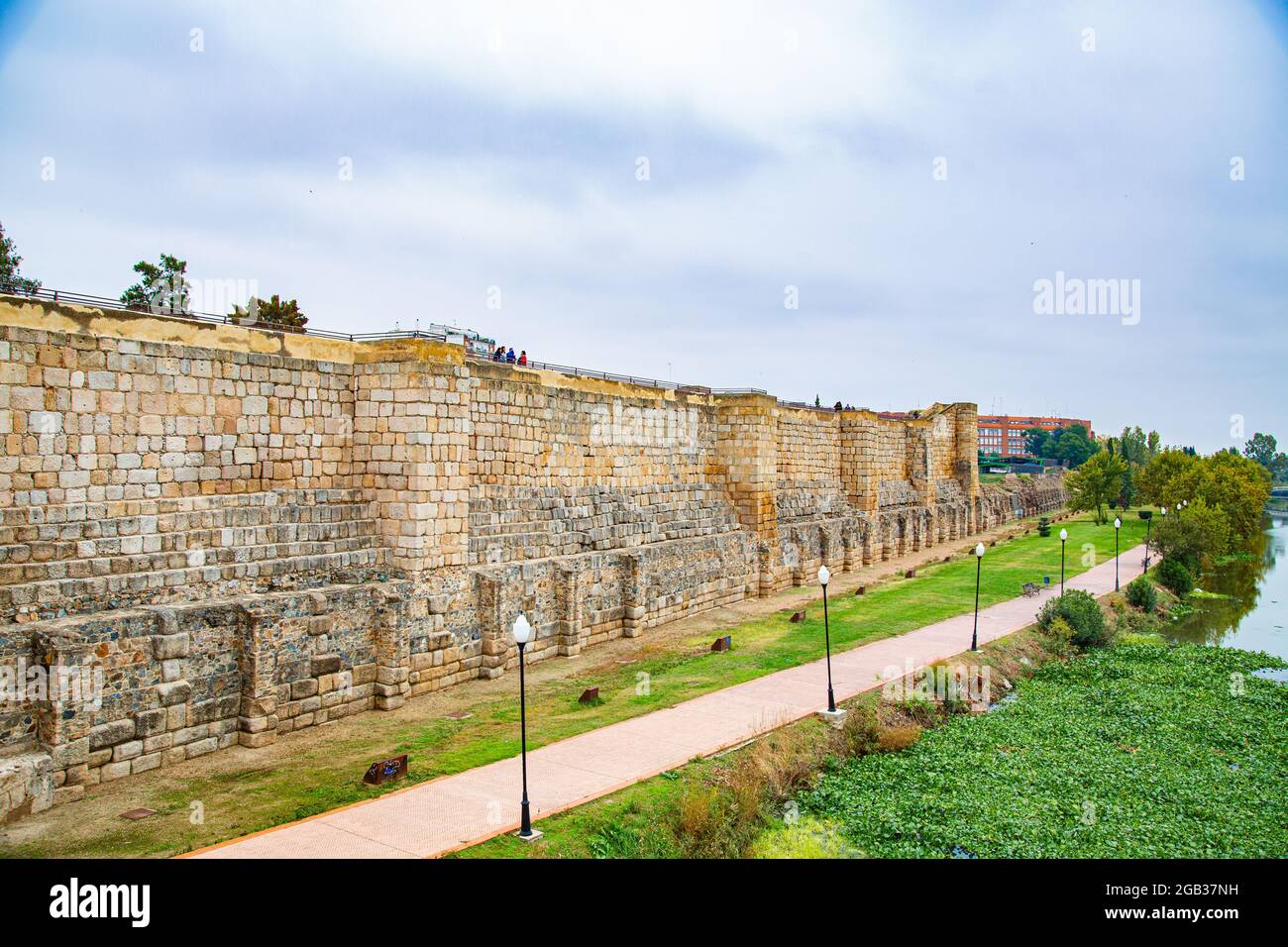 Vista delle antiche mura difensive in pietra beige, con interni che conducono a vecchi templi e viste esterne del fiume Foto Stock