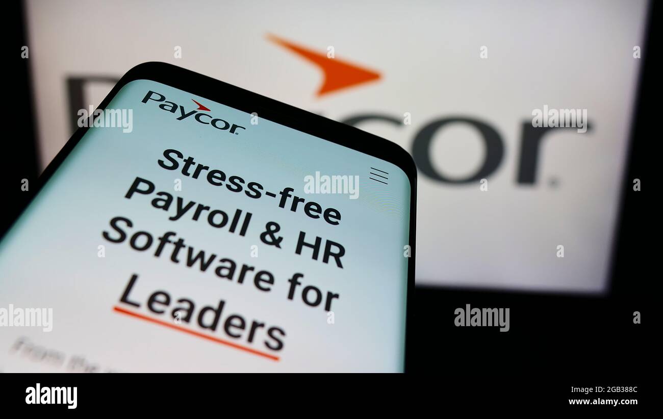 Smartphone con sito web della società di software HR americana Paycor HCM Inc. Sullo schermo davanti al logo aziendale. Mettere a fuoco in alto a sinistra del display del telefono. Foto Stock