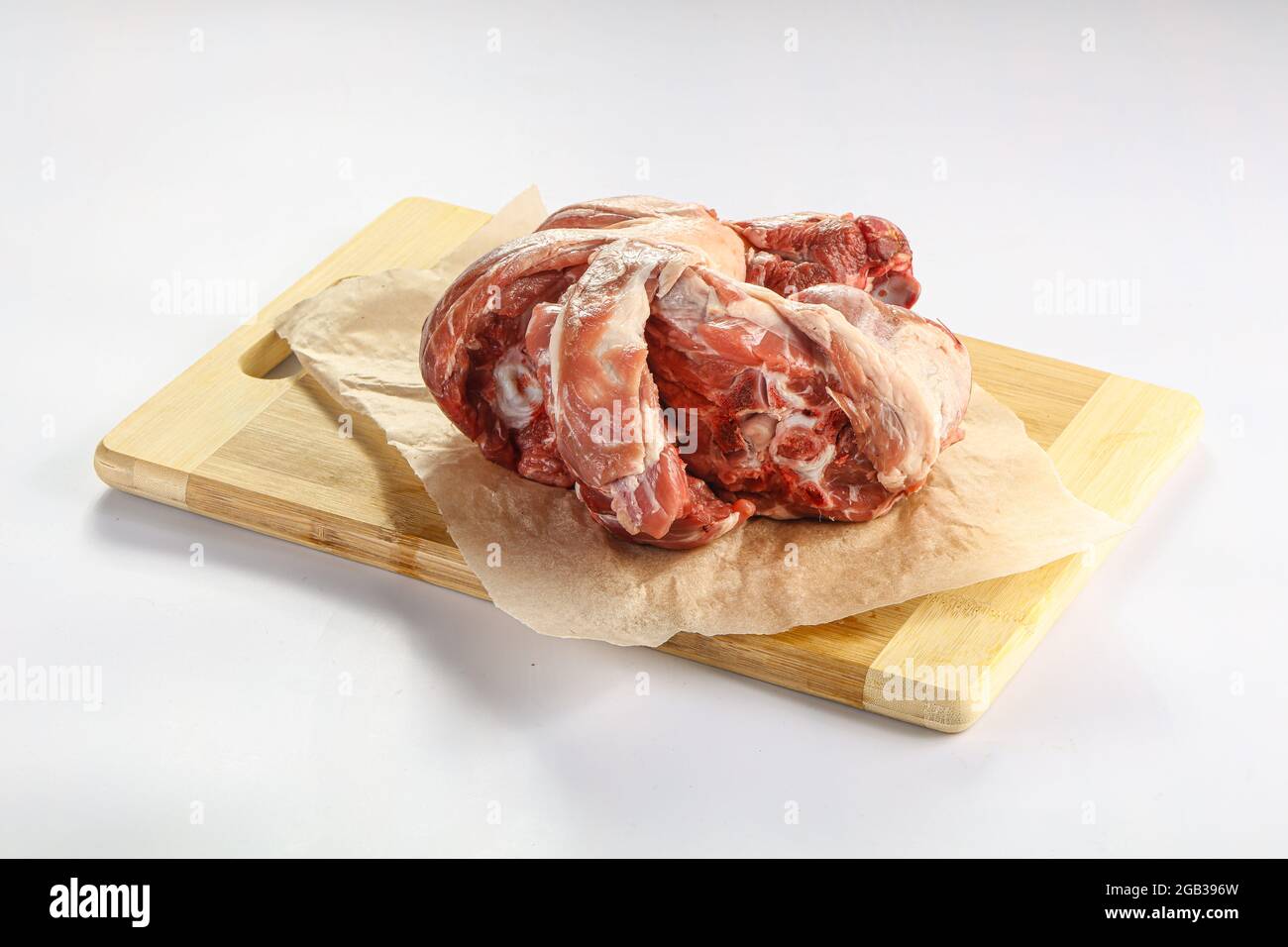 Collo di agnello grezzo su tavola isolato Foto Stock