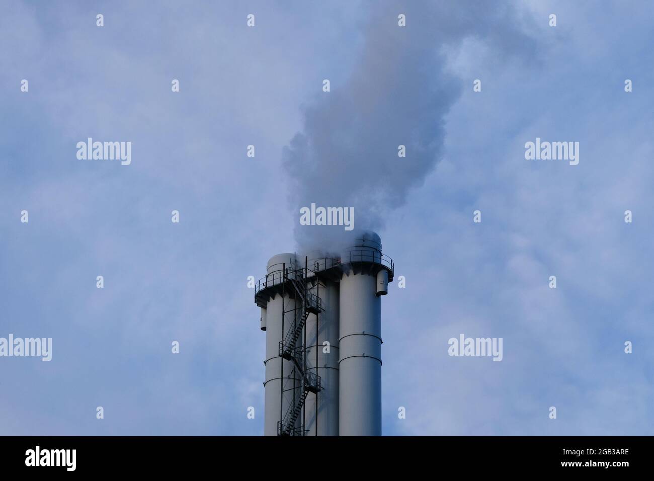 Impianto elettrico industriale a carbone con tubi e fumo. Problemi di ecologia. Inquinamento. Fumo camino. Foto Stock