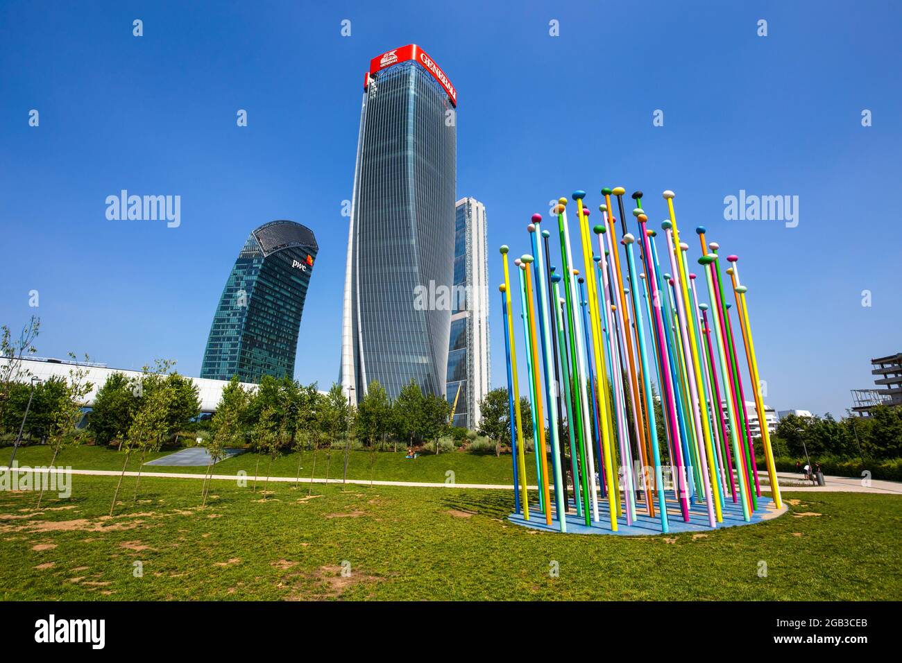 MILANO, ITALIA 15 GIUGNO 2021 - complesso di edifici 'tre Torri' nel quartiere della vita cittadina e scultura di Coloris (Pascale Marthine Tayue) a Milano Foto Stock