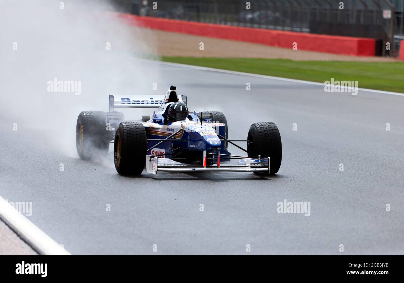 Damon Hill alla guida del suo Campionato vincente, Williams FW18 Formula One Car, lungo la Hamilton Straight, al Silverstone Classic 2021 Foto Stock