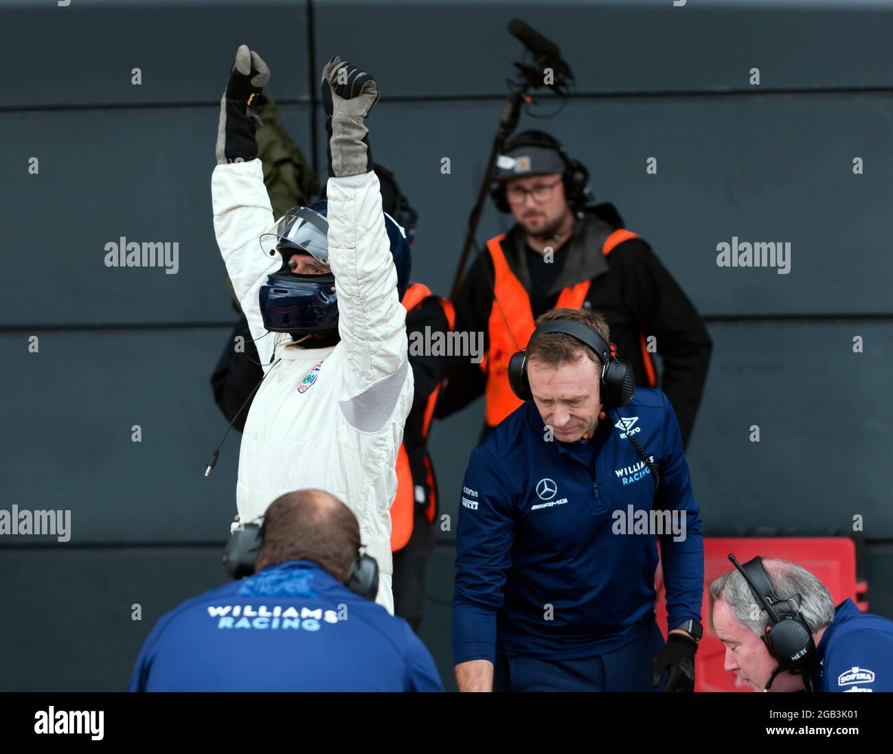 Damon Hill festeggia dopo aver eseguito diversi giri dimostrativi ad alta velocità nel suo Campionato del mondo vincendo Williams FW18 Formula One Car, al Silverstone Classic 2021 Foto Stock