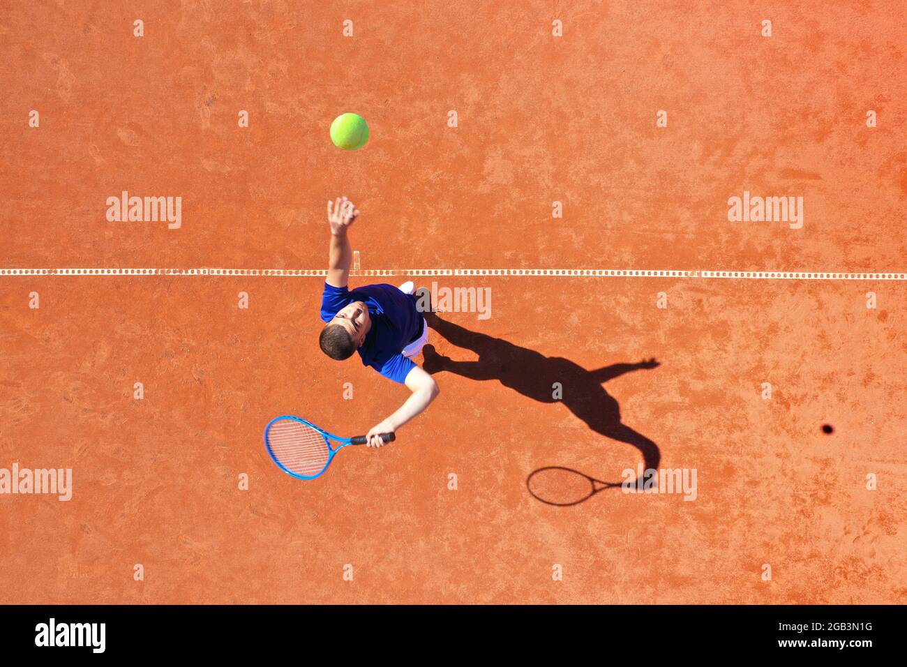 Vista aerea di un giocatore di tennis professionista che esegue prima potente servire con un salto rimbalzo Foto Stock