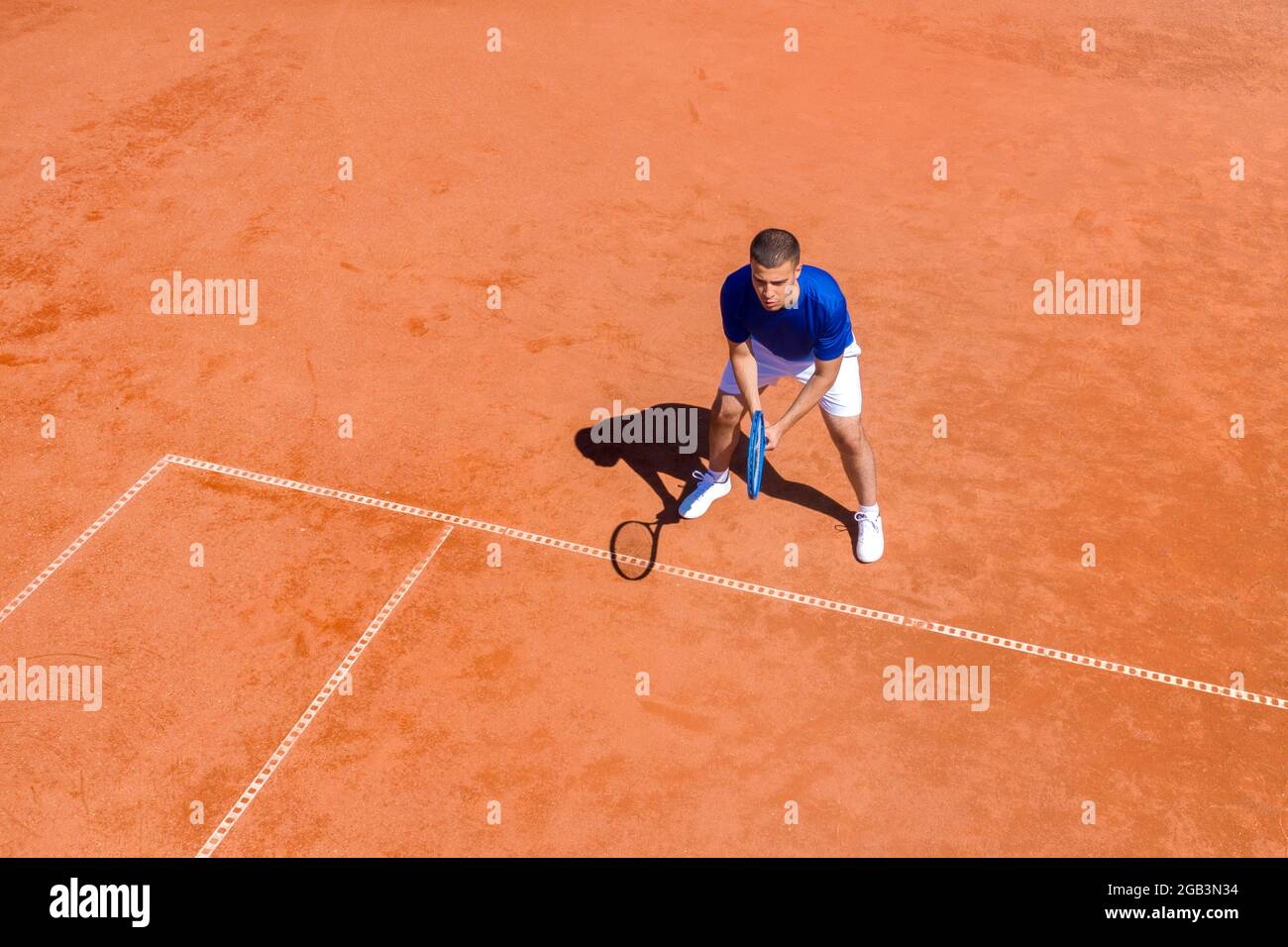 Vista aerea di un tennista sportivo professionista in attesa il servizio dell'avversario Foto Stock