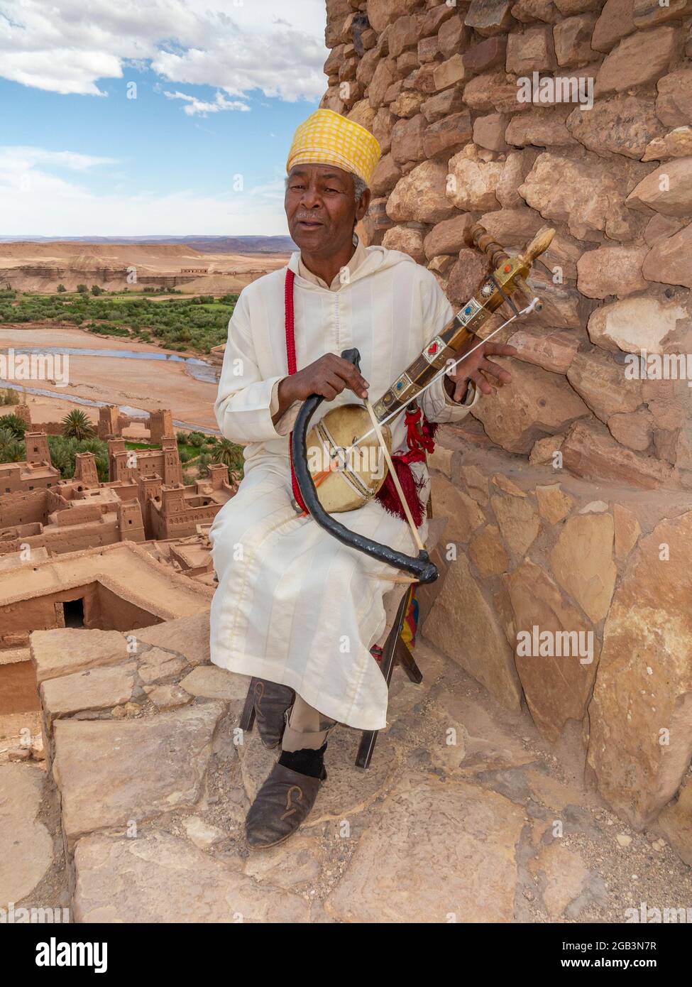 Musicista marocchino ad Ait ben Haddou, Marocco Foto Stock