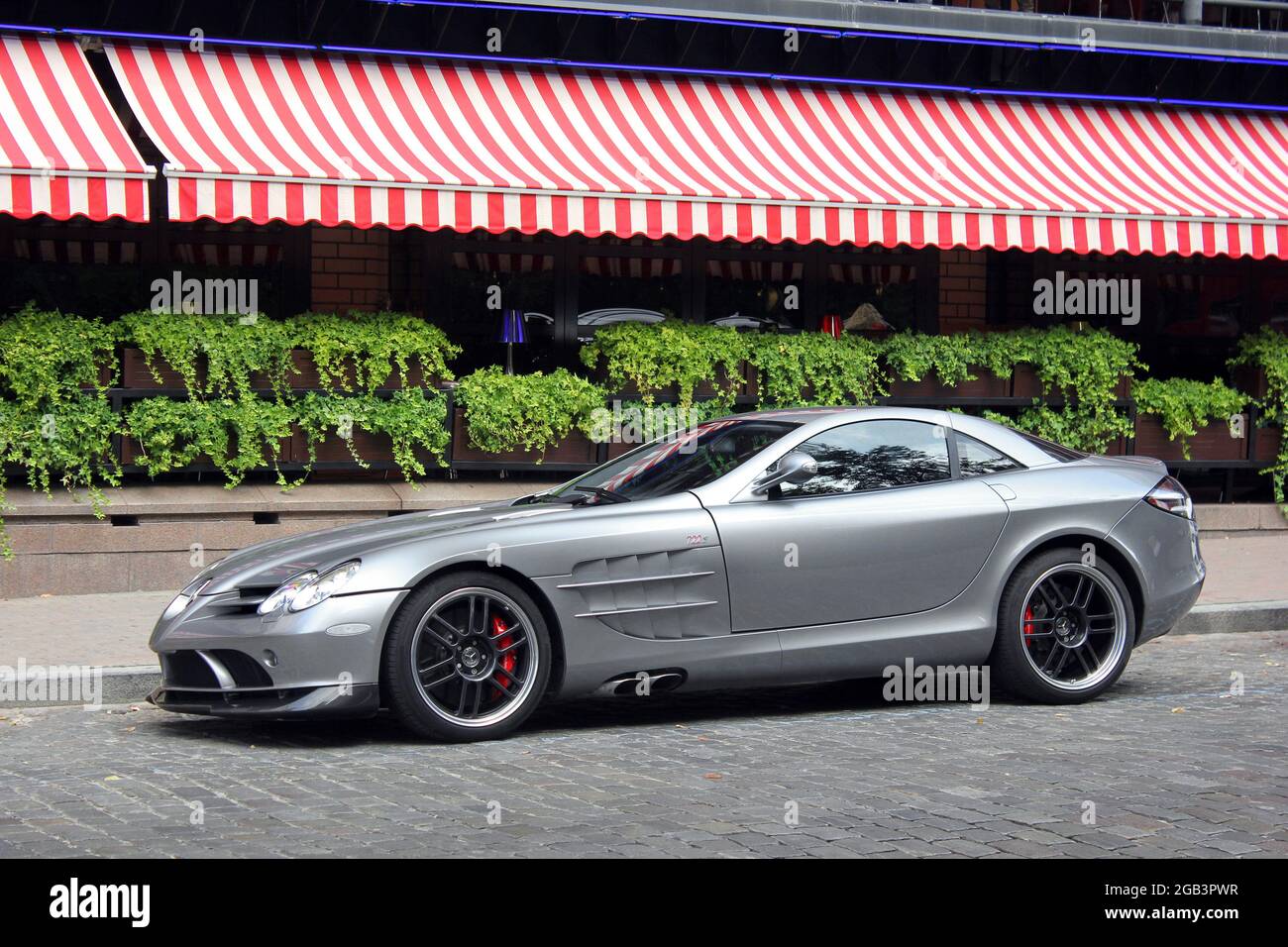 Kiev, Ucraina - 2 settembre 2017: Mercedes-Benz SLR McLaren edizione 722 nel centro della città. Ipercar. Sintonizzazione di lusso Foto Stock