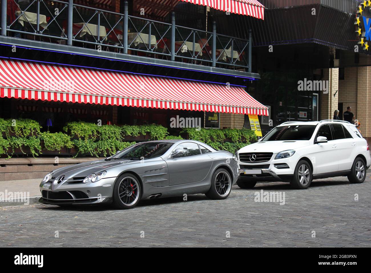 Kiev, Ucraina - 2 settembre 2017: Mercedes-Benz SLR McLaren edizione 722 nel centro della città. Ipercar. Sintonizzazione di lusso Foto Stock