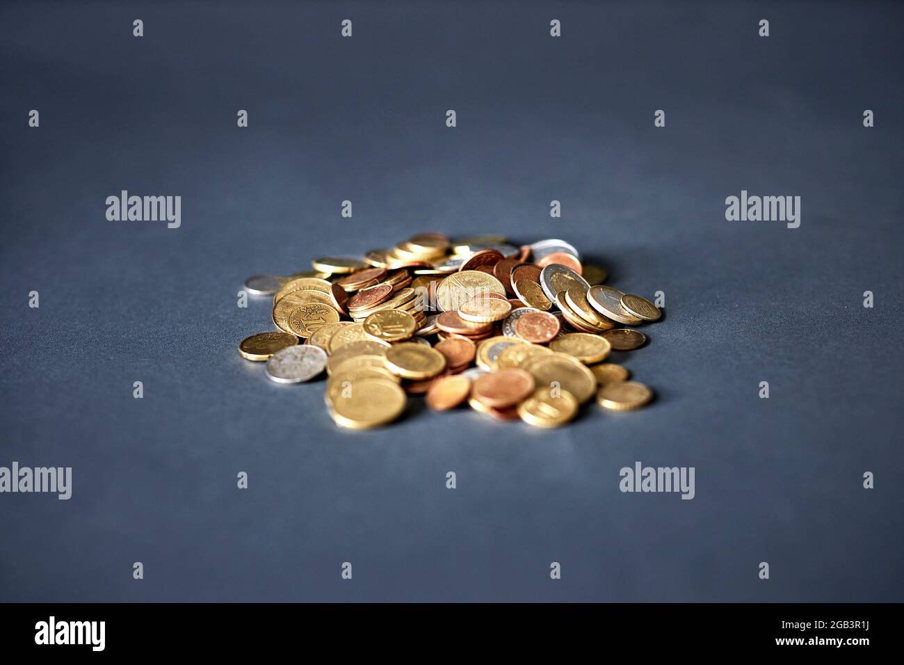 primo piano di una pila di monete d'oro per foto vettoriali Foto Stock