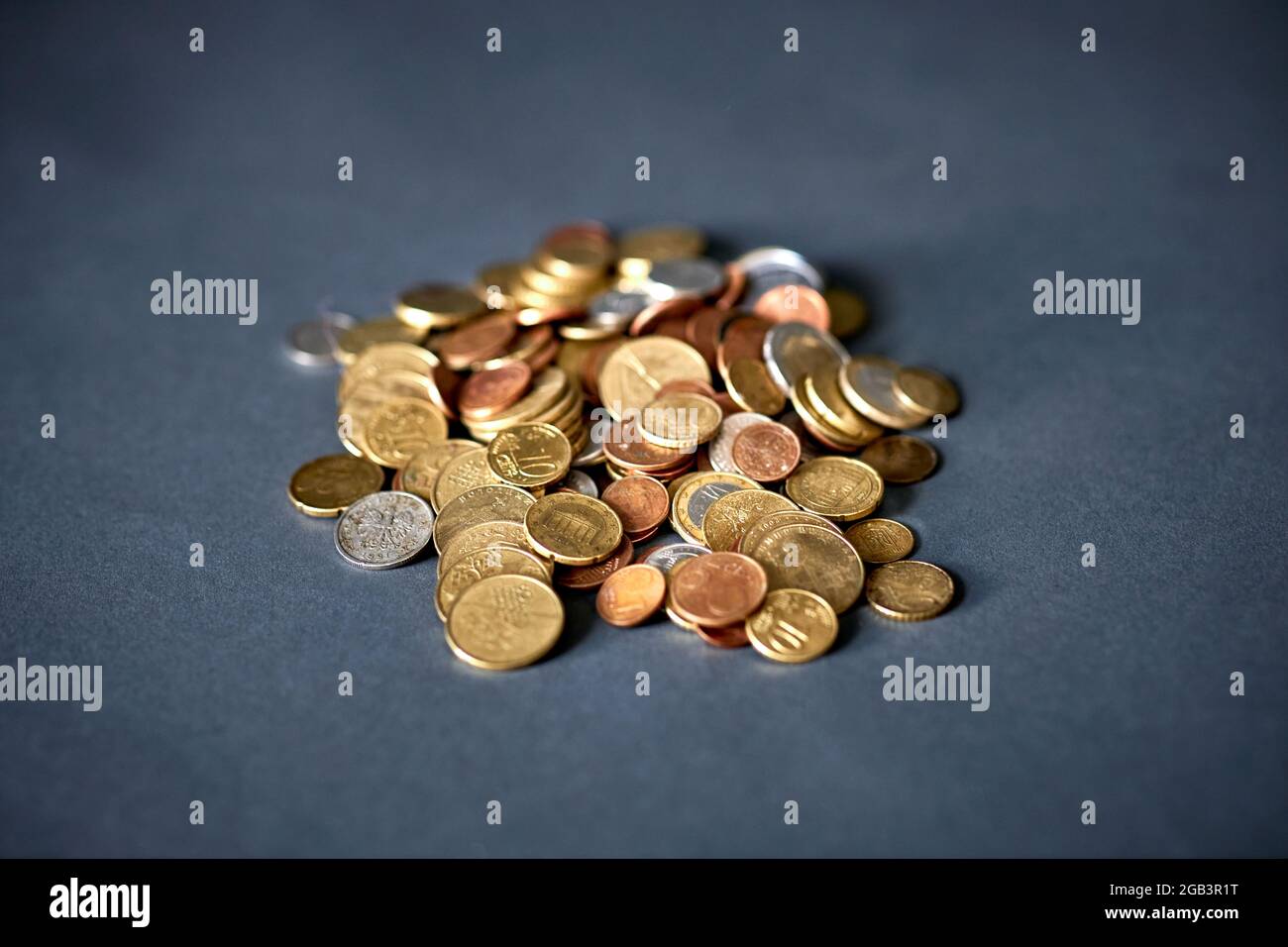 primo piano di una pila di monete d'oro per foto vettoriali Foto Stock