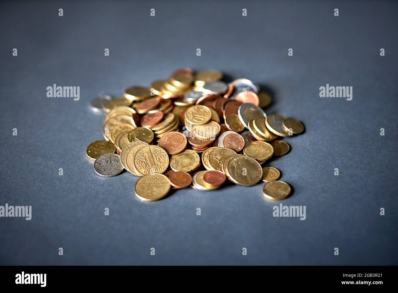 primo piano di una pila di monete d'oro per foto vettoriali Foto Stock