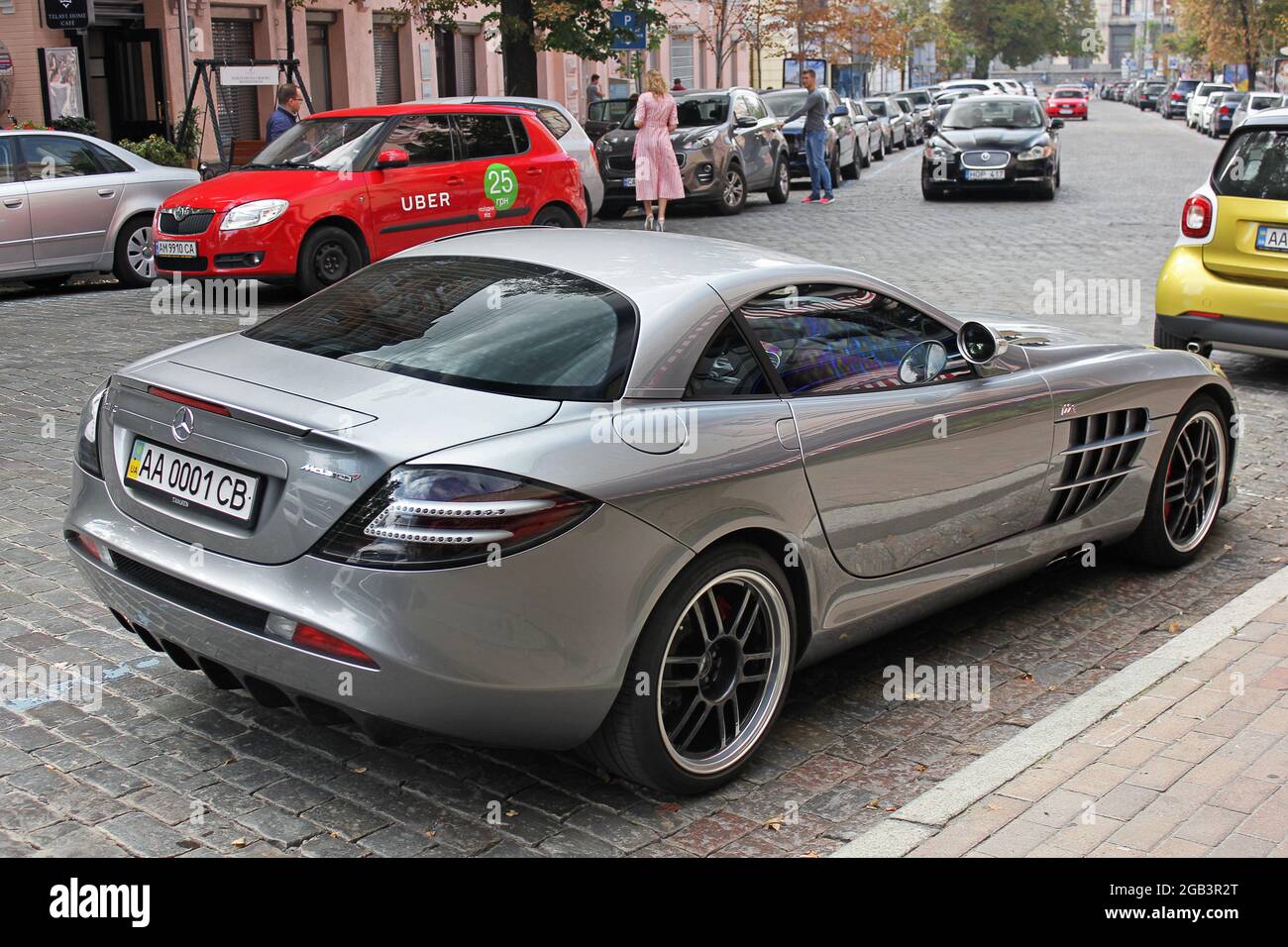 Kiev, Ucraina - 2 settembre 2017: Mercedes-Benz SLR McLaren edizione 722 nel centro della città. Ipercar. Sintonizzazione di lusso Foto Stock