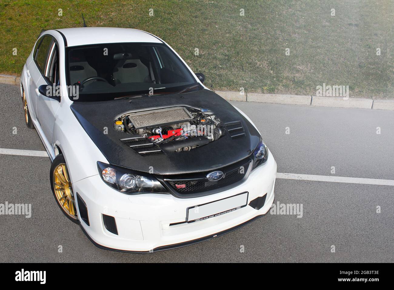 Kiev, Ucraina - 25 marzo 2015: Subaru Impreza WRX STI in città. Auto giapponese. Motore Subaru Foto Stock