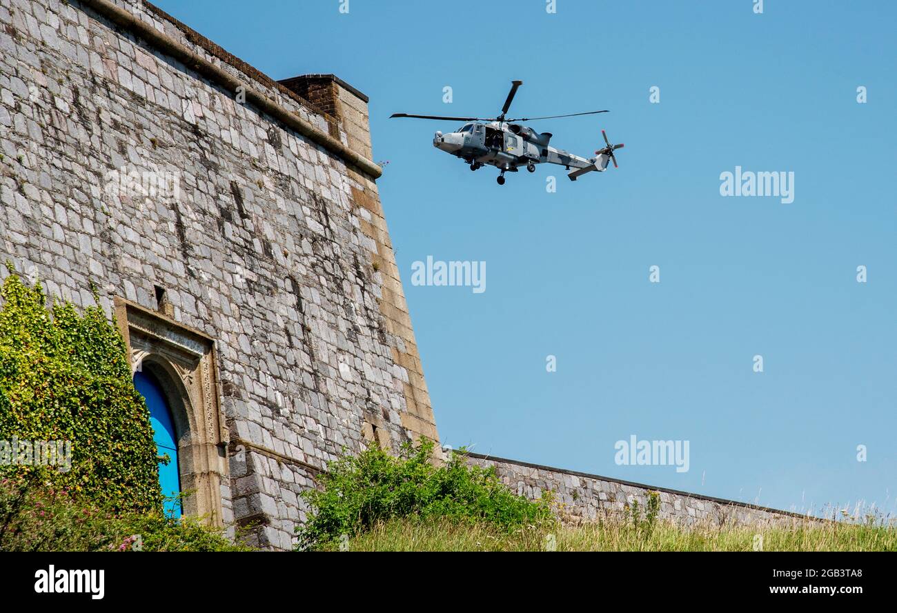 Plymouth, Devon, Inghilterra, Regno Unito. 2021. Elicottero British Army Wildcat AH1 che sorvola i bastioni meridionali del Royal Citidal a Plymouth. Foto Stock