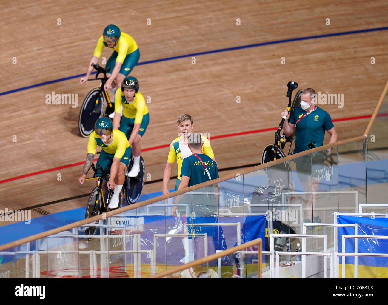 Alexander Porter dell'Australia reagisce dopo aver fatto cadere la squadra maschile in pursuit Qualificarsi a Izu Velodrome il decimo giorno dei Giochi Olimpici di Tokyo 2020 in Giappone. Data immagine: Lunedì 2 agosto 2021. Foto Stock