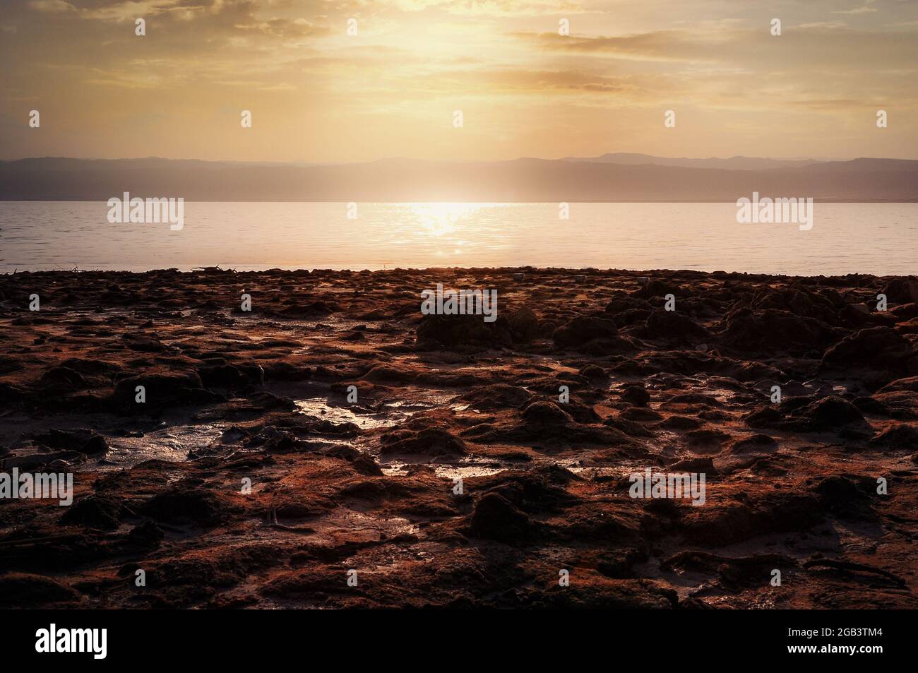 Mar Morto salato Red Mud Shore in Giordania Foto Stock