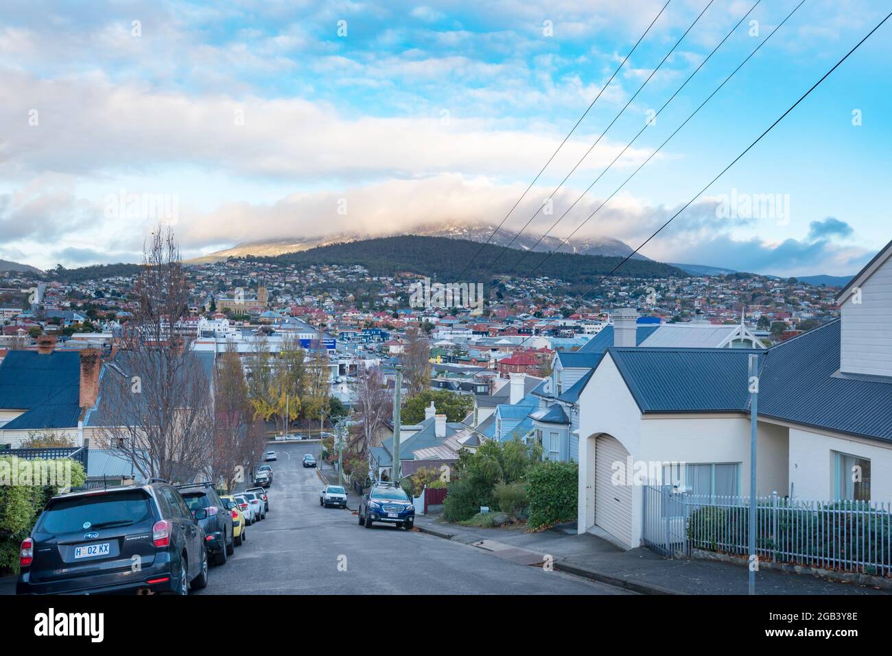 Una vista nel tardo pomeriggio di Kunanyi (Monte Wellington) e Hobart, la capitale della Tasmania in Australia, dal sobborgo interno della città di Glebe Foto Stock