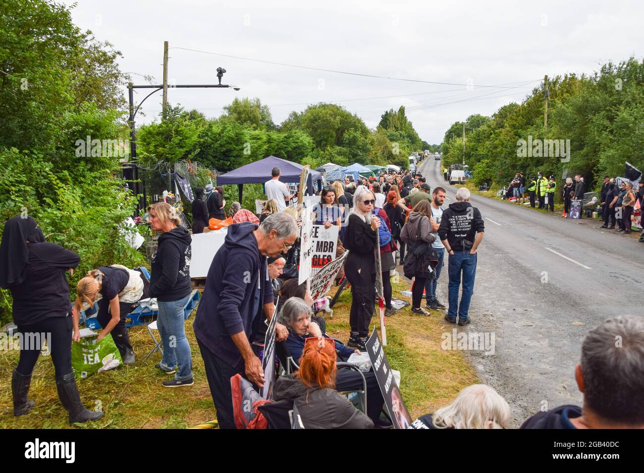 Huntingdon, Regno Unito. 1 agosto 2021. Gli attivisti del benessere animale si sono riuniti fuori dal sito di allevamento delle aquile di MBR Acres per chiedere il rilascio di 2000 aquile secondo i manifestanti, che sono stati allevati per essere utilizzati in esperimenti crudeli. Decine di attivisti hanno anche allestito un campeggio a lungo termine fuori dal sito per fare pressione sull'azienda affinché rilasci i cani e chiuda le strutture. Foto Stock