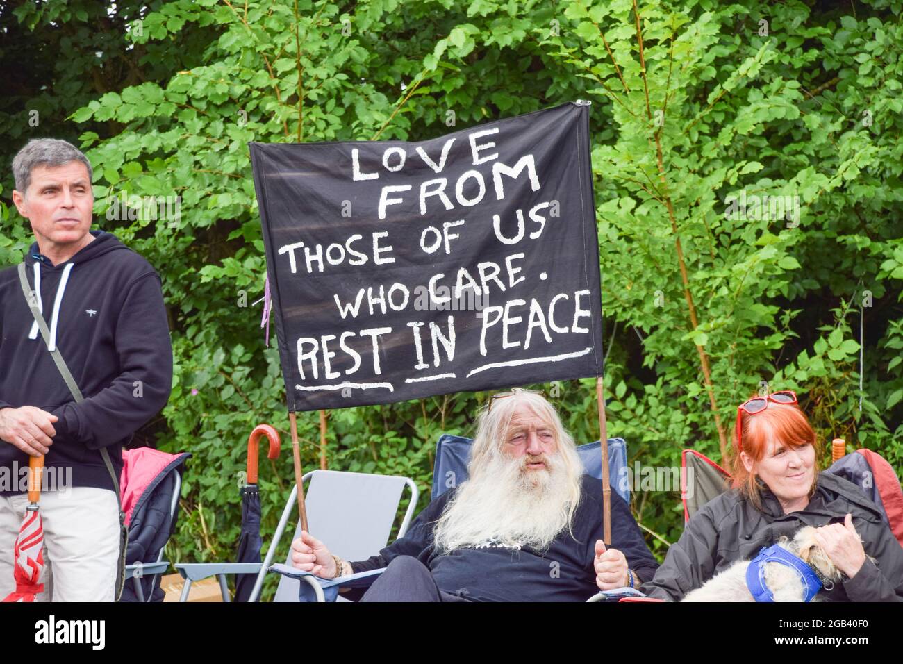 Huntingdon, Regno Unito. 1 agosto 2021. Gli attivisti del benessere animale si sono riuniti fuori dal sito di allevamento delle aquile di MBR Acres per chiedere il rilascio di 2000 aquile secondo i manifestanti, che sono stati allevati per essere utilizzati in esperimenti crudeli. Decine di attivisti hanno anche allestito un campeggio a lungo termine fuori dal sito per fare pressione sull'azienda affinché rilasci i cani e chiuda le strutture. Foto Stock