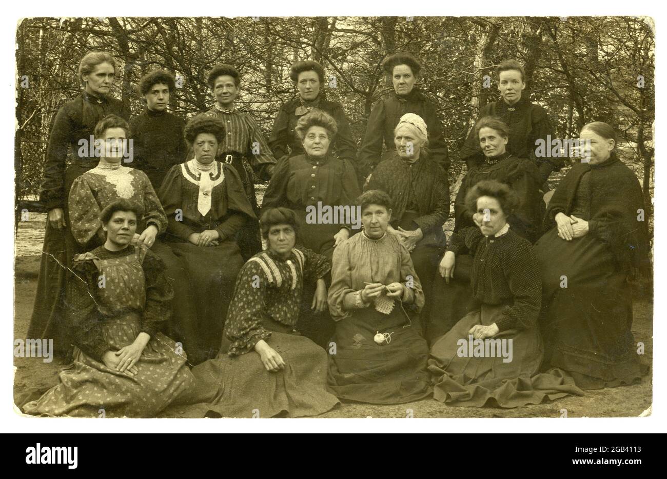Originale RPPC edoardiano (cartolina fotografica reale) di gruppo di donne all'aperto, tutte le età, tra cui anziana e donna nera eta, convalescing pazienti in un ospedale, possibilmente Cookridge Convalescent casa, pubblicato il 1908 aprile Horsforth, Leeds, Regno Unito Foto Stock
