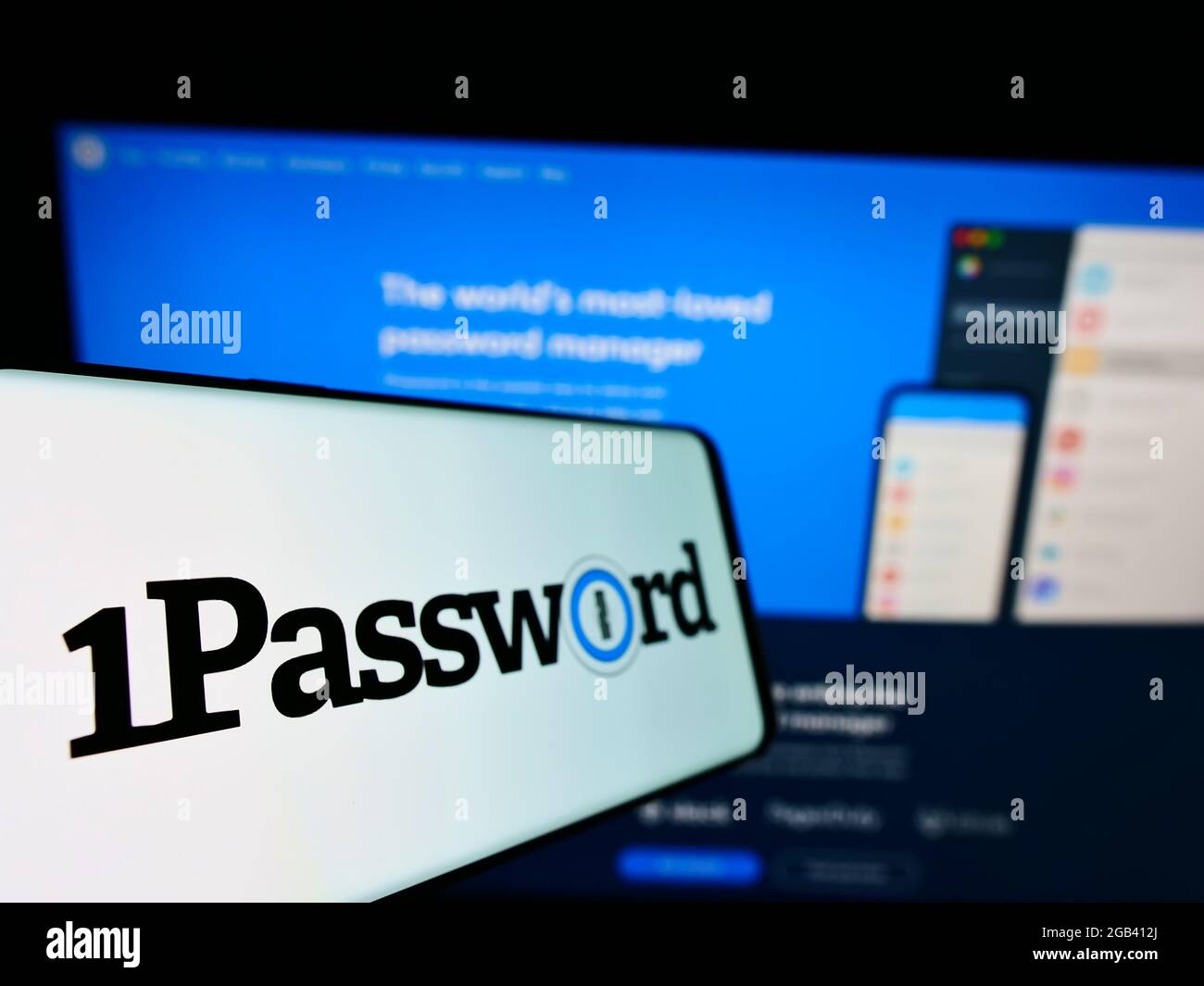 Telefono cellulare con logo della società di gestione delle password AgileBits Inc. (1Password) sullo schermo di fronte al sito web. Mettere a fuoco sulla sinistra del display del telefono. Foto Stock
