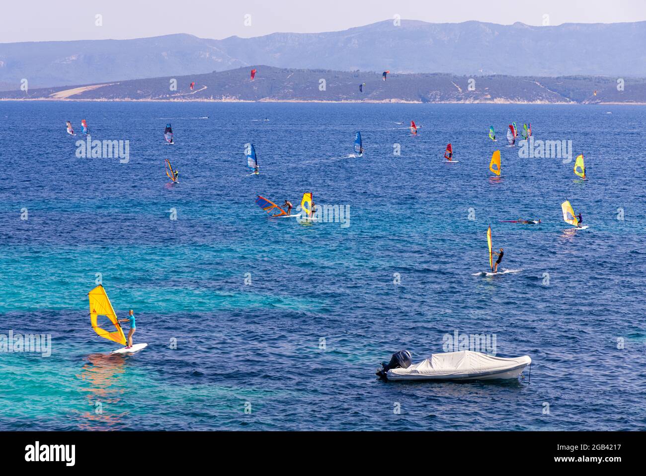 Windsurf vicino alla città di Bol, l'isola di Brač, il mare Adriatico, Croazia Foto Stock