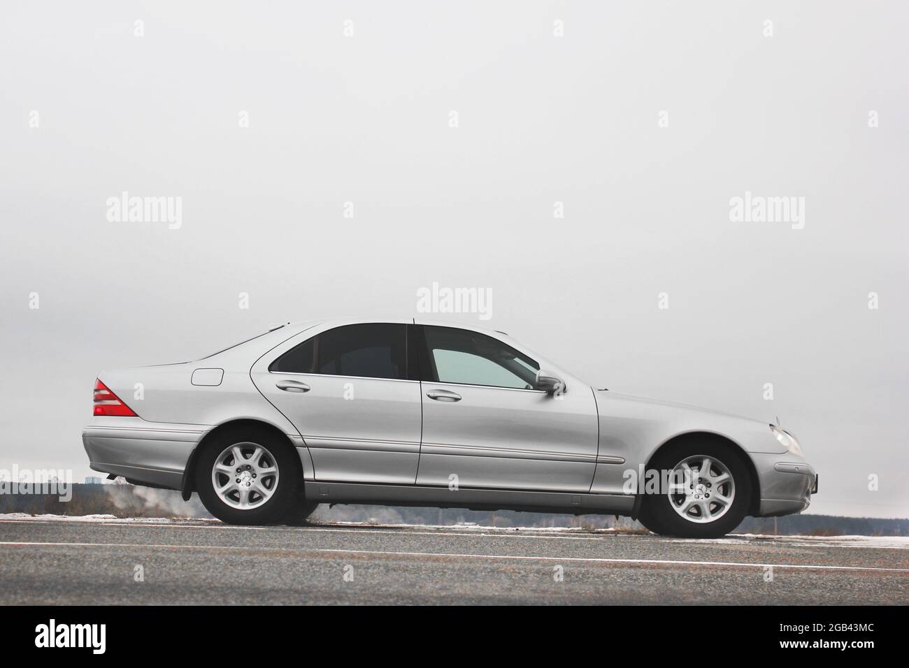 Chernihiv, Ucraina - 22 novembre 2018: Mercedes-Benz Classe S in inverno sullo sfondo del campo e della foresta Foto Stock