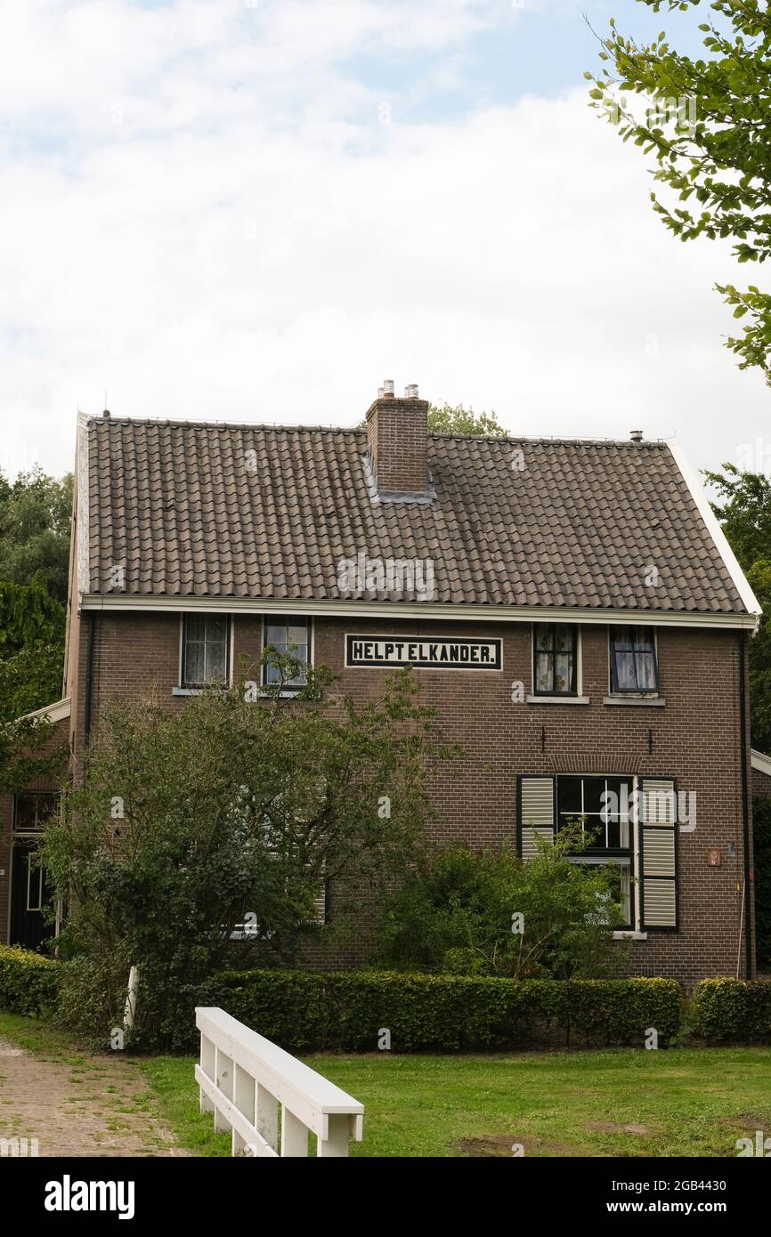 Casa chiamata Helpt Elkander (aiutarsi a vicenda) nelle colonie di Benevolance a Veenhuizen, Drenthe nei Paesi Bassi. Uno dei primi e grandi Foto Stock