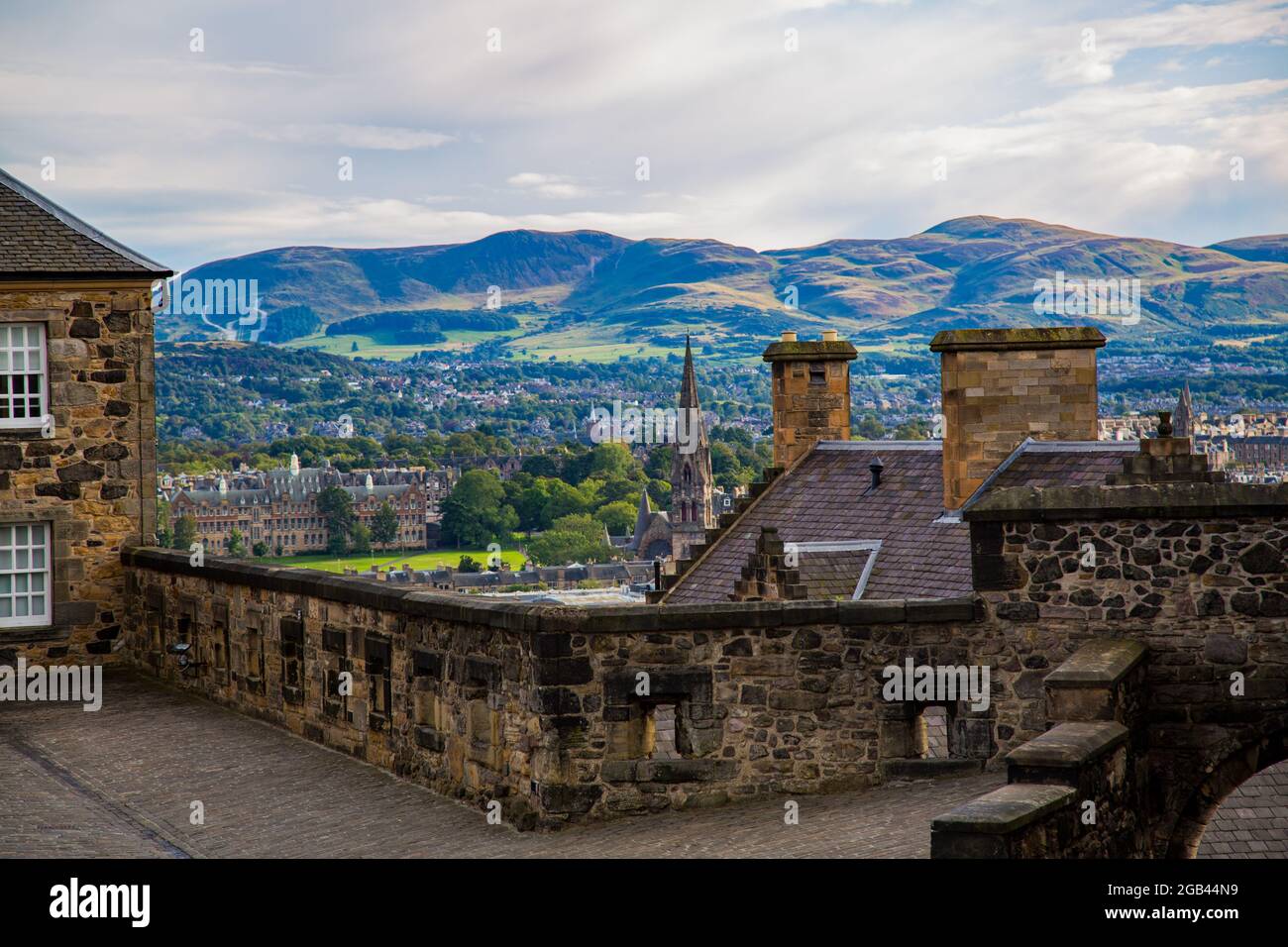 Diverse vedute del grande castello infestato di Edimburgo, passaggi, angoli, mausolei, chiese e cappelle, stalle, pareti difensive, e viste del c. Foto Stock