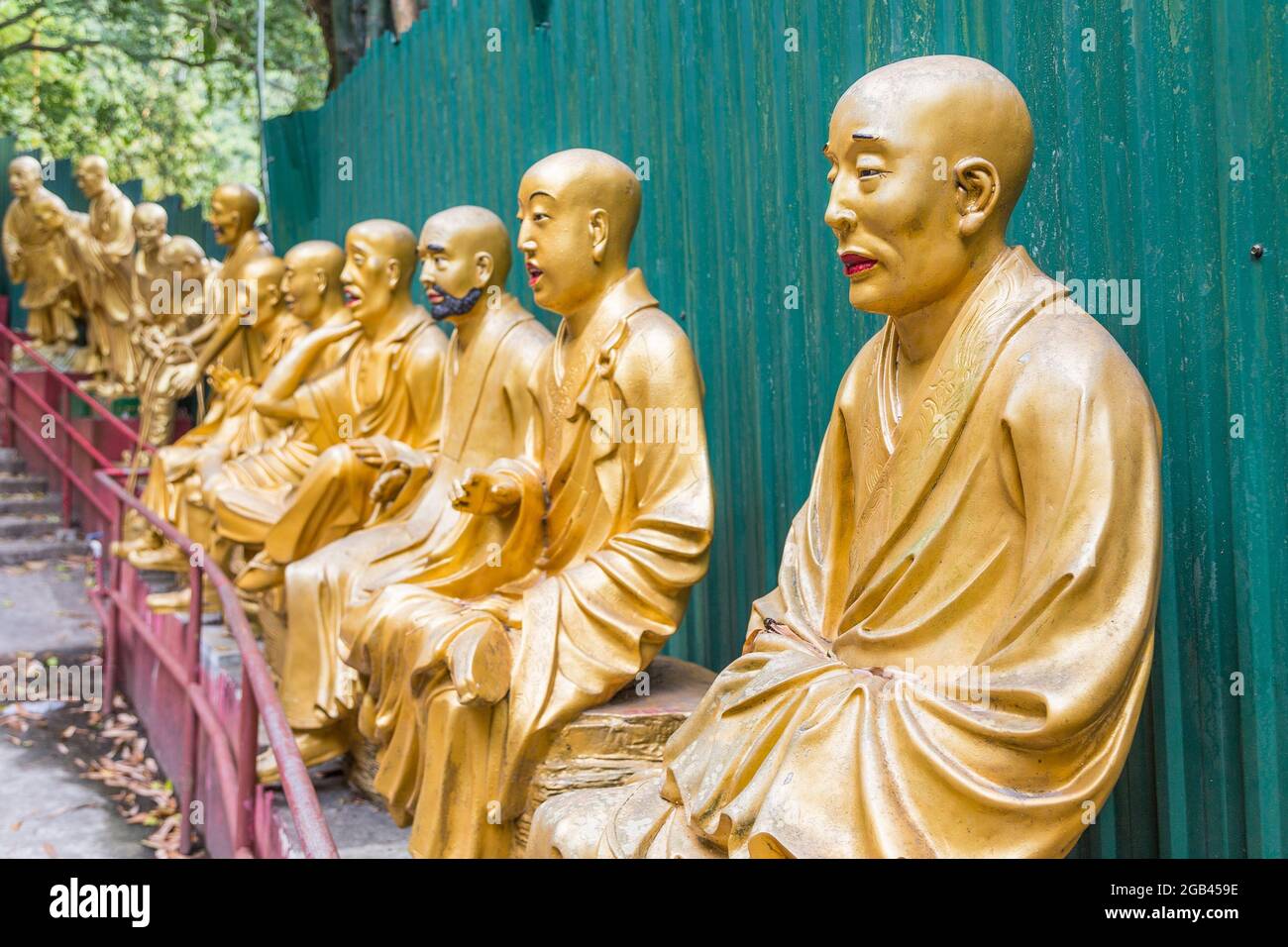 HONG KONG - 10 APRILE 2017: Primo piano su file di Buddha sul sentiero che conduce fino al monastero di diecimila Buddha, situato a Sha Tin, Hong Kong Foto Stock