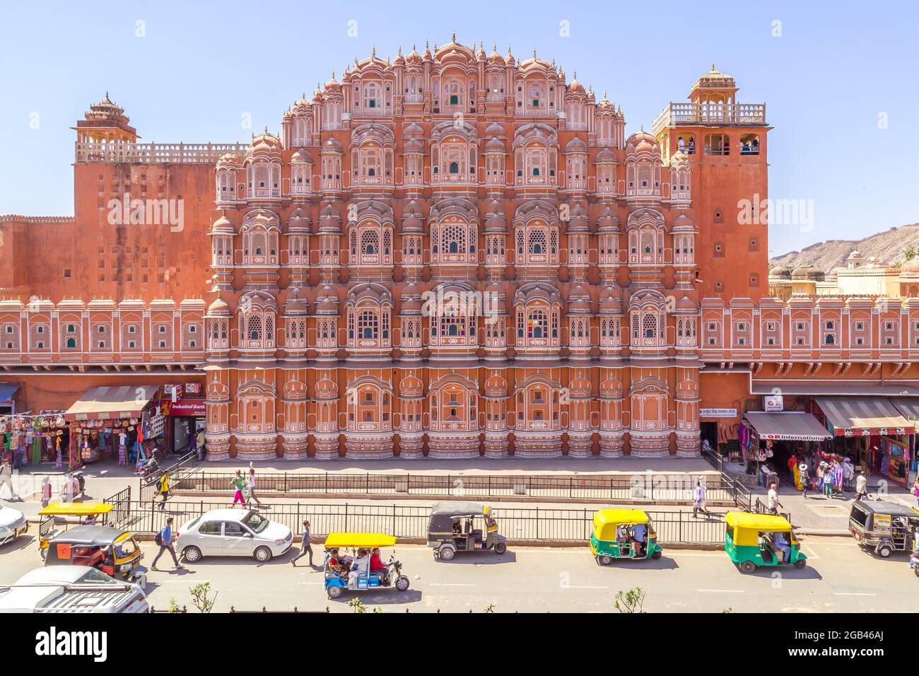 JAIPUR, INDIA - 22 MARZO 2016: Il fronte del Hawa Mahal (Palazzo dei Venti) nel centro di Jaipur. La gente può essere vista. Foto Stock