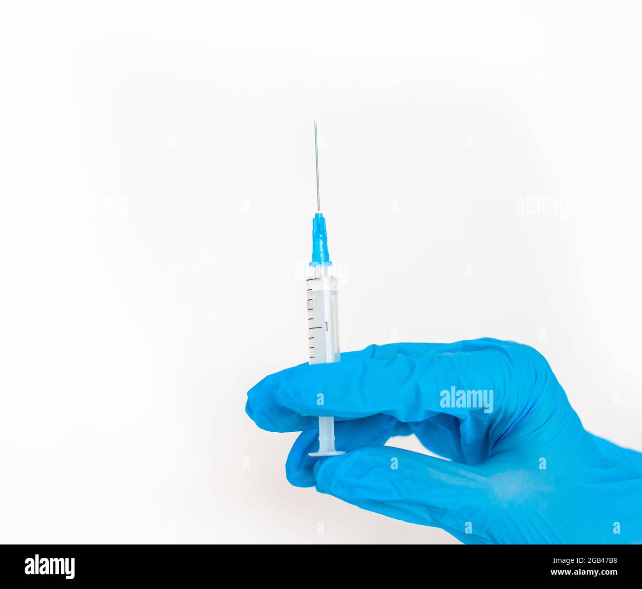 Il medico tiene una siringa di vaccinazione su sfondo bianco. Un colpo dal coronovirus. Vaccinazione contro infezioni pericolose o trattamento di di Foto Stock