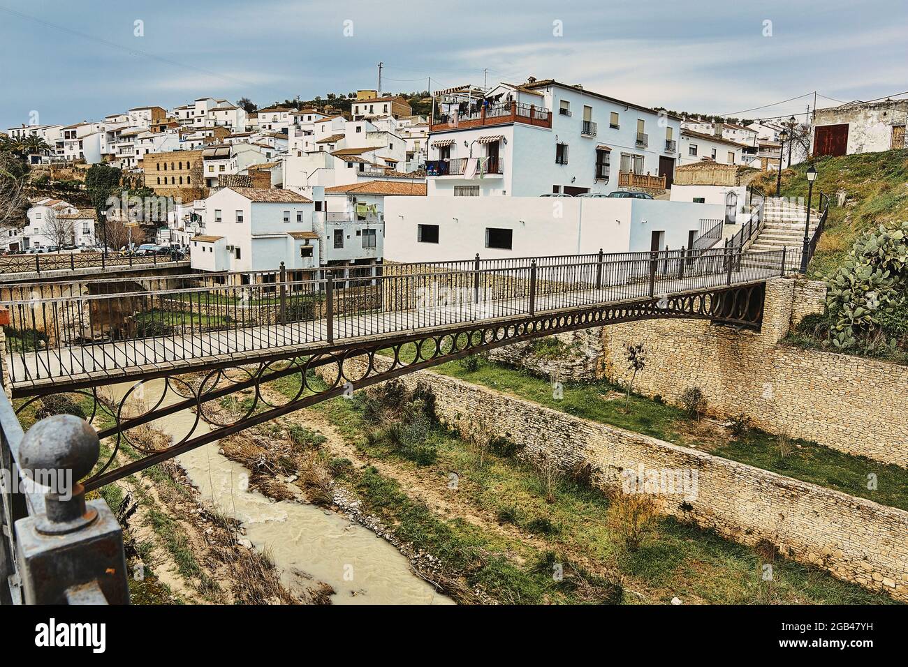 Ponte di legno nella città di Setenil de las Bodegas, uno dei più bei villaggi bianchi in Andalusia, Spagna Foto Stock