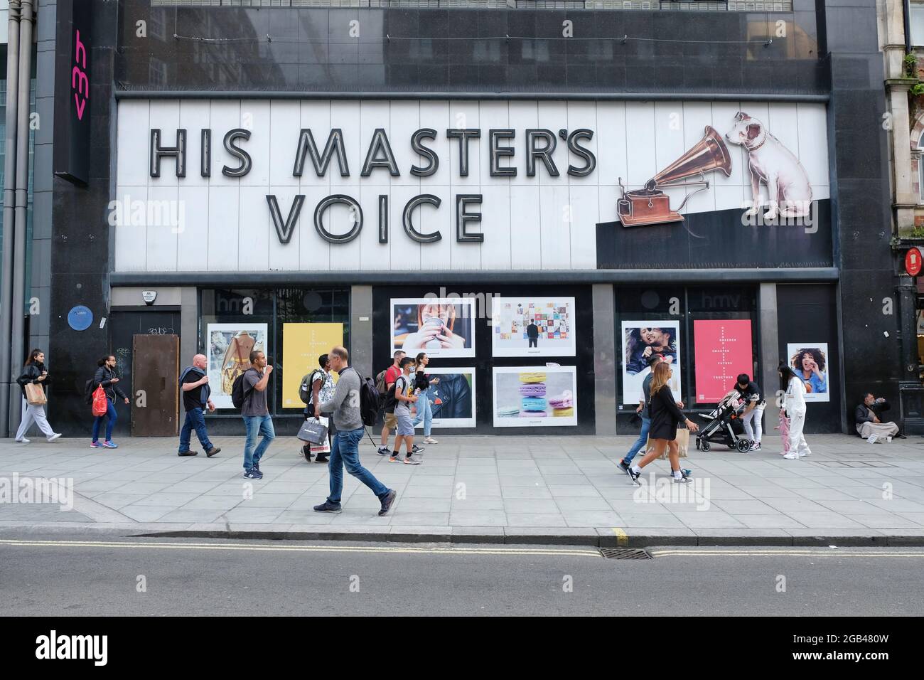 Gli amanti dello shopping passano davanti a un ex negozio storico His Master's Voice (HMV) a Oxford Street, aperto nel 1921 e chiuso nel 2019. Foto Stock