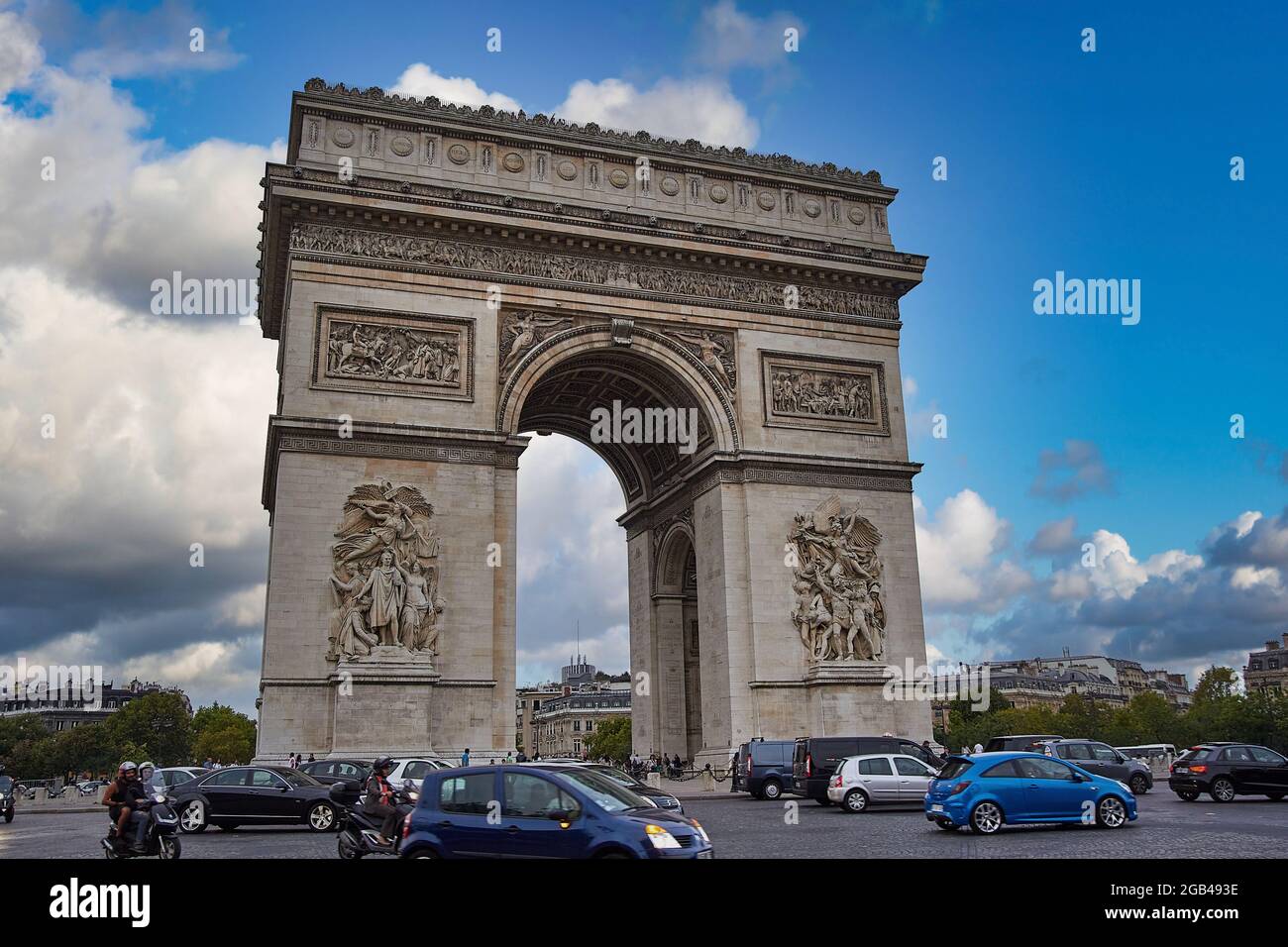Nuvole nell'Arc de Triomphe de l'Étoile, Place Charles-de-Gaulle (Place de l'Elysée) degli Champs-Elysees, sotto un bel cielo, a Parigi, Francia Foto Stock
