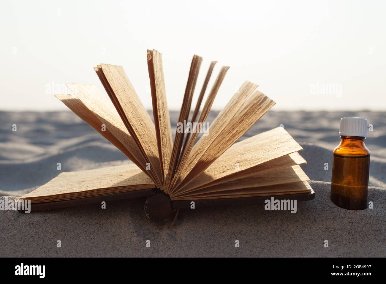 Aprire il vecchio libro vuoto e la bottiglia, con conchiglie sulla sabbia.  Spazio di copia per il testo Foto stock - Alamy