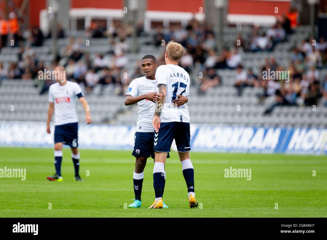 Aarhus, Danimarca. 01 agosto 2021. Jon Thorsteinsson (17) e Gift Links (11) di AGF visti durante la partita 3F Superliga tra Aarhus GF e Randers FC al Ceres Park di Aarhus. (Photo credit: Gonzales Photo - Balazs Popal). Foto Stock